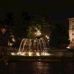 Armless Tom and a Fountain