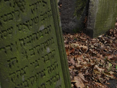 Hebrew writing only on the tombs no Czech