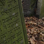 Hebrew writing only on the tombs no Czech
