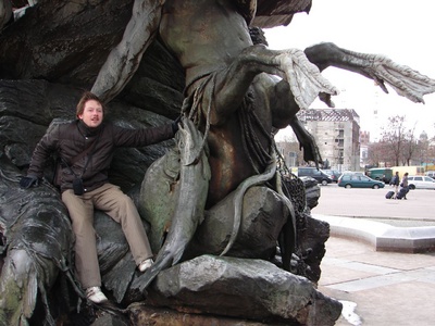 Tom hanging in a dried up fountain