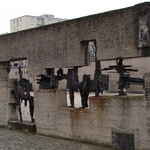 Warsaw: A sculptural fence from old rustic ruins