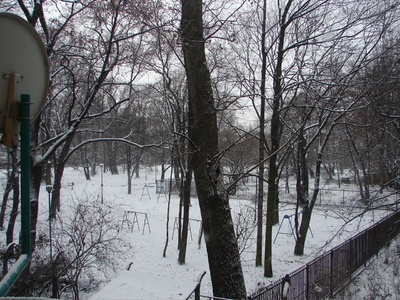 Krakow: Snow! in the backyard of the hostel!