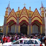 A wedding in full force in Puno