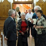 The guests start arriving at the chapel