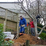 With the help of foreman Robin the posts get concreted in.