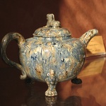 Tea pot with marble effects