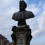 Vecchio, the artist in the middle of the bridge