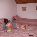 Gini catching up on Harry, as we take a rest at the second nights B&B - on a farm outside of Tavistock