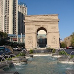 Water fountain leading up to the "Arc de Triomphe"