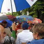 Luckily (?) we didn't need our own umbrella, as the lady two in front of us carried a beach umbrella! (The poor bald guy in front of us kept getting poked by it on his noggin).
