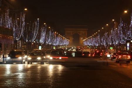 Arc de Triomphe in the distance