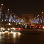 Arc de Triomphe in the distance
