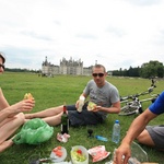 Baguette picnic infront of Château de Chambord