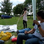 Anna and Perry arrive. Anna constructs the tent while Perry enjoys a bevvie. True gentlemanly style.